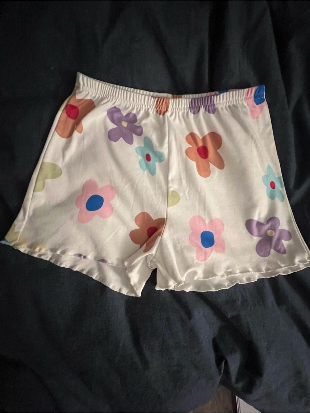 Daisy Days Lounge Set (NWT) White Floral, Size Small (includes top & shorts) - Picture 9 of 12